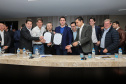 O governador Carlos Massa Ratinho Junior se reúne com prefeitos na sede da Associação dos Municípios do Oeste do Paraná (Amop) em Cascavel nesta sexta-feira (24), para confirmar recursos do Estado para investimentos nos municípios. No mesmo encontro são anunciados investimentos que a Copel fará na região Oeste nos próximos três anos. Cascavel, 24/05/2019 - Foto: Geraldo Bubniak/ANPr