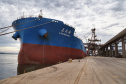 O Porto de Paranaguá vai movimentar nesta semana a maior quantidade de grãos para exportação da história. O navio chinês Lan Hua Hai chega nesta segunda-feira (27) no porto paranaense e vai receber 90 mil toneladas de farelo de soja ? o equivalente a cerca de 2,5 mil carretas carregadas. A previsão é que a operação dure quatro dias.  -  Paranaguá, 28/05/2019  -  Foto: José Fernando Ogura/ANPr