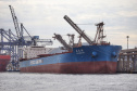 O Porto de Paranaguá vai movimentar nesta semana a maior quantidade de grãos para exportação da história. O navio chinês Lan Hua Hai chega nesta segunda-feira (27) no porto paranaense e vai receber 90 mil toneladas de farelo de soja ? o equivalente a cerca de 2,5 mil carretas carregadas. A previsão é que a operação dure quatro dias.  -  Paranaguá, 28/05/2019  -  Foto: José Fernando Ogura/ANPr