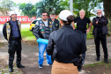 Uma grande mobilização de conscientização sobre segurança no trânsito foi desencadeada pela Polícia Militar nesta segunda-feira (27), Dia Estadual de Prevenção a Acidentes de Trânsito, por conta das atividades educativas da campanha Maio Amarelo. As equipes policiais abordaram motoristas, pedestres e ciclista, com apoio de voluntários de entidades e órgãos ligados ao trânsito nas principais cidades do Paraná.  Curitiba, 27/05/2019  -  Foto: Soldado Amanda Morais