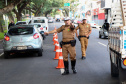 Uma grande mobilização de conscientização sobre segurança no trânsito foi desencadeada pela Polícia Militar nesta segunda-feira (27), Dia Estadual de Prevenção a Acidentes de Trânsito, por conta das atividades educativas da campanha Maio Amarelo. As equipes policiais abordaram motoristas, pedestres e ciclista, com apoio de voluntários de entidades e órgãos ligados ao trânsito nas principais cidades do Paraná.  Curitiba, 27/05/2019  -  Foto: Soldado Amanda Morais