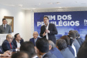A Proposta de Emenda Constitucional (PEC) que põe fim à aposentadoria vitalícia de governadores será promulgada nesta quarta-feira (29) em solenidade, no Palácio Iguaçu pelo governador Carlos Massa Ratinho Junior. Participaram: presidente da Assembleia Legislativa, dep. Ademar Traiano e vários deputados estaduais.Curitiba, 29-05-19.Foto: Arnaldo Alves / ANPr.