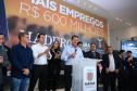 O Grupo Madero confirmou nesta quarta-feira (29), em cerimônia no Palácio Iguaçu, investimentos de R$ 600 milhões na ampliação das operações da empresa em Ponta Grossa, na região dos Campos Gerais. O anúncio foi feito pelo presidente do Grupo, Júnior Durski, ao lado do governador Carlos Massa Ratinho Junior e do apresentador Luciano Huck, sócio do empreendimento.  -  Curitiba, 29/05/2019  -  Foto: Rodrigo Félix Leal/ANPr