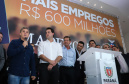 O Grupo Madero confirmou nesta quarta-feira (29), em cerimônia no Palácio Iguaçu, investimentos de R$ 600 milhões na ampliação das operações da empresa em Ponta Grossa, na região dos Campos Gerais. O anúncio foi feito pelo presidente do Grupo, Júnior Durski, ao lado do governador Carlos Massa Ratinho Junior e do apresentador Luciano Huck, sócio do empreendimento.  -  Curitiba, 29/05/2019  -  Foto: Rodrigo Félix Leal/ANPr