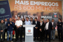 O Grupo Madero confirmou nesta quarta-feira (29), em cerimônia no Palácio Iguaçu, investimentos de R$ 600 milhões na ampliação das operações da empresa em Ponta Grossa, na região dos Campos Gerais. O anúncio foi feito pelo presidente do Grupo, Júnior Durski, ao lado do governador Carlos Massa Ratinho Junior e do apresentador Luciano Huck, sócio do empreendimento.  -  Curitiba, 29/05/2019  -  Foto Gilson Abreu/ANPr