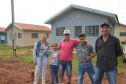 Famílias que viviam em condições precárias em Querência do Norte, no Noroeste do Estado, receberam as chaves da casa própria de representantes da Companhia de Habitação do Paraná (Cohapar) e da prefeitura. Elas são as novas moradoras do Residencial Querência do Norte I, empreendimento que recebeu aproximadamente R$ 1,7 milhão de investimentos do Governo Federal e do Governo do Estado, com a parceria da administração municipal. Foto: Guilherme Santos/Cohapar