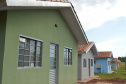 Famílias que viviam em condições precárias em Querência do Norte, no Noroeste do Estado, receberam as chaves da casa própria de representantes da Companhia de Habitação do Paraná (Cohapar) e da prefeitura. Elas são as novas moradoras do Residencial Querência do Norte I, empreendimento que recebeu aproximadamente R$ 1,7 milhão de investimentos do Governo Federal e do Governo do Estado, com a parceria da administração municipal. Foto: Guilherme Santos/Cohapar