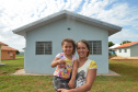 Famílias que viviam em condições precárias em Querência do Norte, no Noroeste do Estado, receberam as chaves da casa própria de representantes da Companhia de Habitação do Paraná (Cohapar) e da prefeitura. Elas são as novas moradoras do Residencial Querência do Norte I, empreendimento que recebeu aproximadamente R$ 1,7 milhão de investimentos do Governo Federal e do Governo do Estado, com a parceria da administração municipal. Foto: Guilherme Santos/Cohapar