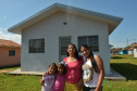 Famílias que viviam em condições precárias em Querência do Norte, no Noroeste do Estado, receberam as chaves da casa própria de representantes da Companhia de Habitação do Paraná (Cohapar) e da prefeitura. Elas são as novas moradoras do Residencial Querência do Norte I, empreendimento que recebeu aproximadamente R$ 1,7 milhão de investimentos do Governo Federal e do Governo do Estado, com a parceria da administração municipal. Foto: Guilherme Santos/Cohapar