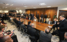 O governador Carlos Massa Ratinho Junior e o secretário Beto Preto assinaram nesta segunda-feira (3) a liberação de R$ 20 milhões para 19 consórcios intermunicipais de saúde. Os benefícios vão chegar a 335 municípios do Estado. No mesmo ato, eles autorizaram a licitação das obras do Centro de Especialidades de Jacarezinho, no Norte Pioneiro, no valor de R$ 9,1 milhões. - Curitiba, 03/06/2019 - Foto: Rodrigo Félix Leal/ANPr