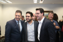 O governador Carlos Massa Ratinho Junior e o secretário Beto Preto assinaram nesta segunda-feira (3) a liberação de R$ 20 milhões para 19 consórcios intermunicipais de saúde. Os benefícios vão chegar a 335 municípios do Estado. No mesmo ato, eles autorizaram a licitação das obras do Centro de Especialidades de Jacarezinho, no Norte Pioneiro, no valor de R$ 9,1 milhões. - Curitiba, 03/06/2019 - Foto: Rodrigo Félix Leal/ANPr