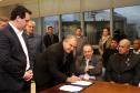 O governador Carlos Massa Ratinho Junior e o secretário Beto Preto assinaram nesta segunda-feira (3) a liberação de R$ 20 milhões para 19 consórcios intermunicipais de saúde. Os benefícios vão chegar a 335 municípios do Estado. No mesmo ato, eles autorizaram a licitação das obras do Centro de Especialidades de Jacarezinho, no Norte Pioneiro, no valor de R$ 9,1 milhões.  -  Curitiba, 03/06/2019  -  Foto: Gilson Abreu/ANPr