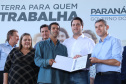Governador Carlos Massa Ratinho Junior, durante solenidade realizada no município de Quitandinha, na Região Metropolitana de Curitiba, entregou títulos de regularização fundiária para 59 pequenos produtores rurais e confirmou recursos para a prefeitura adquirir equipamento rodoviário e veículo para uso na administração - Quitandinha, 13/06/2019 - Foto: Rodrigo Félix Leal/ANPr