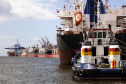 Nesta sexta-feira (14), as operações e manobras de atracação e desatracação de navios nos Portos do Paraná foram intensas. No mesmo ritmo seguem durante todo o final de semana. A previsão da Diretoria de Operações é que o cais público e píeres de Paranaguá sejam 100% ocupados nos próximos dias.Foto: Claudio Neves/Portos do Paraná