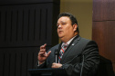 O controlador-geral do Estado, Raul Siqueira, na abertura dos painéis apresentando a recém-aprovada Lei Estadual, que regulamenta o Programa de Integridade e Compliance, durante I Simpósio de Combate à Corrupção na Administração Pública na Sede da OAB em Curitiba.  Curitiba, 14/06/2019 -  Foto: Geraldo Bubniak/ANPr