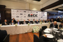 O governador Carlos Massa Ratinho Junior recebe de Nelson Hubner, presidente da AECIC, o título de Personalidade AECIC 2019.Curitiba, 01-07-19.Foto: Arnaldo Alves / ANPr.