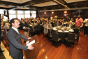 O governador Carlos Massa Ratinho Junior recebe de Nelson Hubner, presidente da AECIC, o título de Personalidade AECIC 2019.Curitiba, 01-07-19.Foto: Arnaldo Alves / ANPr.