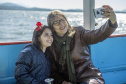 Os dez alunos vencedores do concurso de desenhos e frases do programa Porto Escola fizeram uma visita especial ao Porto de Paranaguá nesta quarta-feira (10). Os estudantes e professores ganharam um passeio de barco, kits de desenho e um quadro com a composição vencedora. A oitava edição do concurso reuniu trabalhos de 824 estudantes do 5º ano do ensino fundamental, matriculados na rede pública de ensino. Foto: Claudio Neves/Portos do Paraná