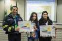Os dez alunos vencedores do concurso de desenhos e frases do programa Porto Escola fizeram uma visita especial ao Porto de Paranaguá nesta quarta-feira (10). Os estudantes e professores ganharam um passeio de barco, kits de desenho e um quadro com a composição vencedora. A oitava edição do concurso reuniu trabalhos de 824 estudantes do 5º ano do ensino fundamental, matriculados na rede pública de ensino. Foto: Claudio Neves/Portos do Paraná