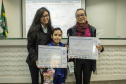 Os dez alunos vencedores do concurso de desenhos e frases do programa Porto Escola fizeram uma visita especial ao Porto de Paranaguá nesta quarta-feira (10). Os estudantes e professores ganharam um passeio de barco, kits de desenho e um quadro com a composição vencedora. A oitava edição do concurso reuniu trabalhos de 824 estudantes do 5º ano do ensino fundamental, matriculados na rede pública de ensino. Foto: Claudio Neves/Portos do Paraná