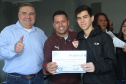 Os participantes da primeira turma dos cursos de capacitação pessoal e profissional do bairro Cajuru, em Curitiba, receberam nesta quinta-feira (11/07) certificação pela conclusão do curso na área Administrativa. Foram capacitados 43 participantes.  Foto: Divulgação/SEJUF