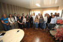  Reunião em Terra Roxa, com o prefeito Altair de Pádua, diversos assessores e secretários do município, coordenadores do Arranjo Produtivo Local de Moda Bebê, o agentes de desenvolvimento do Sebrae que atuam na Sala do Empreendedor, o diretor da Escola do Trabalho, representantes da Associação Comercial (Aciatra) e do sindicato local.
Foto: Fomento Paraná