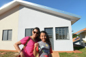 O Governo do Paraná entregou nesta segunda-feira (15) as chaves da casa própria para 100 famílias de Marechal Cândido Rondon (Oeste). O investimento, de R$ 7,5 milhões, foi feito em parceria com o Governo Federal, via Caixa Econômica Federal, e a prefeitura do município.Foto: Guilherme Santos / Cohapar 