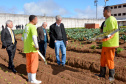 Presos da Penitenciária Central do Estado - Unidade de Progressão (PCE-UP), localizada em Piraquara, na Região Metropolitana de Curitiba, trabalham no plantio de hortaliças e verduras orgânicas produzidas no terreno da unidade penal. Nesta quinta-feira (18), o secretário de Estado da Agricultura e Abastecimento, Norberto Anacleto Ortigara, conheceu a iniciativa, que pode ser ampliada para outras regiões do Estado. Foto: Divulgação/SEAB