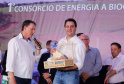 A primeira usina do Brasil de produção de biogás a partir do tratamento dos dejetos de suínos começou a funcionar no Paraná nesta quarta-feira (24), em Entre Rios do Oeste, na Região Oeste do Estado. O governador Carlos Massa Ratinho Junior inaugurou a unidade geradora cuja capacidade total é de 480 KW, transformando por dia 215 toneladas de um agente poluidor em energia limpa.  Foto: Rodrigo Felix Leal/ANPr