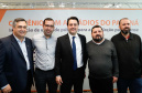 

A Copel renovou a parceria que mantém há 30 anos com a Associação das Emissoras de Radiodifusão do Paraná (Aerp) para a veiculação de mensagens de utilidade pública sobre fornecimento, geração e transmissão de energia. O convênio foi assinado nesta terça-feira (30), no Palácio Iguaçu, pelo governador Carlos Massa Ratinho Junior, o presidente da Copel, Daniel Pimentel Slaviero; o presidente da Aerp, Alexandre Barros, e o secretário da Comunicação Social e da Cultura, Hudson José.