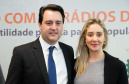 

A Copel renovou a parceria que mantém há 30 anos com a Associação das Emissoras de Radiodifusão do Paraná (Aerp) para a veiculação de mensagens de utilidade pública sobre fornecimento, geração e transmissão de energia. O convênio foi assinado nesta terça-feira (30), no Palácio Iguaçu, pelo governador Carlos Massa Ratinho Junior, o presidente da Copel, Daniel Pimentel Slaviero; o presidente da Aerp, Alexandre Barros, e o secretário da Comunicação Social e da Cultura, Hudson José.