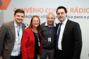 

A Copel renovou a parceria que mantém há 30 anos com a Associação das Emissoras de Radiodifusão do Paraná (Aerp) para a veiculação de mensagens de utilidade pública sobre fornecimento, geração e transmissão de energia. O convênio foi assinado nesta terça-feira (30), no Palácio Iguaçu, pelo governador Carlos Massa Ratinho Junior, o presidente da Copel, Daniel Pimentel Slaviero; o presidente da Aerp, Alexandre Barros, e o secretário da Comunicação Social e da Cultura, Hudson José.