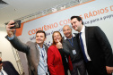 

A Copel renovou a parceria que mantém há 30 anos com a Associação das Emissoras de Radiodifusão do Paraná (Aerp) para a veiculação de mensagens de utilidade pública sobre fornecimento, geração e transmissão de energia. O convênio foi assinado nesta terça-feira (30), no Palácio Iguaçu, pelo governador Carlos Massa Ratinho Junior, o presidente da Copel, Daniel Pimentel Slaviero; o presidente da Aerp, Alexandre Barros, e o secretário da Comunicação Social e da Cultura, Hudson José.
