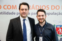 

A Copel renovou a parceria que mantém há 30 anos com a Associação das Emissoras de Radiodifusão do Paraná (Aerp) para a veiculação de mensagens de utilidade pública sobre fornecimento, geração e transmissão de energia. O convênio foi assinado nesta terça-feira (30), no Palácio Iguaçu, pelo governador Carlos Massa Ratinho Junior, o presidente da Copel, Daniel Pimentel Slaviero; o presidente da Aerp, Alexandre Barros, e o secretário da Comunicação Social e da Cultura, Hudson José.