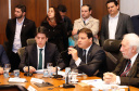 O governador Carlos Massa Ratinho Junior apresentou nesta quarta-feira (7) aos deputados estaduais um banco de projetos de R$ 350 milhões para reestruturação de rodovias, ferrovias e da segurança pública. Ele tem formato inédito no Estado e foi deseenvolvido em parceria com os parlamentares para resolver os maiores gargalos dessas áreas. O lançamento oficial acontecerá ainda neste mês.