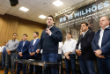 Obras de infraestrutura, melhorias em escolas, reformas e construção de postos de saúde estão no pacote de investimentos que o Governo do Estado fará em 24 cidades da região Sudoeste. O governador Carlos Massa Ratinho Junior se reuniu nesta quinta-feira (8) com os prefeitos na sede da Associação dos Municípios do Sudoeste do Paraná (Amsop), em Francisco Beltrão, e assinou as ordens de serviço e homologação das licitações para dar início às obras e ações.