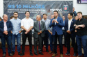 Novos veículos, ruas pavimentadas, construção de escola, de quadra de esportes e de barracões industriais estão entre os investimentos que 24 municípios do Oeste do Paraná farão com apoio do Governo do Estado. O governador Carlos Massa Ratinho Junior esteve nesta sexta-feira (09) em Toledo para assinar as licitações e homologações dos projetos.