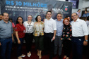 Novos veículos, ruas pavimentadas, construção de escola, de quadra de esportes e de barracões industriais estão entre os investimentos que 24 municípios do Oeste do Paraná farão com apoio do Governo do Estado. O governador Carlos Massa Ratinho Junior esteve nesta sexta-feira (09) em Toledo para assinar as licitações e homologações dos projetos.