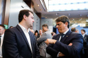 O governador Carlos Massa Ratinho Junior e o ministro da Infraestrutura, Tarcísio de Freitas, assinaram nesta terça-feira (13) um memorando de entendimento para o início de um trabalho conjunto de modelagem do novo programa de concessões de rodovias que cortam o Paraná. Foto: Rodrigo Felix Leal