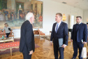 O vice-governador Darci Piana recebeu nesta quarta-feira (14), no Palácio Iguaçu, o embaixador da Nova Zelândia, Chris Langley, e reafirmou o interesse do Paraná em desenvolver projetos de cooperação nas áreas da agricultura, educação e turismo. Piana também apresentou os projetos estruturantes do Estado na área da infraestrutura, que envolvem melhorias em rodovias, ferrovias, portos e aeroportos.Foto: José Fernando Ogura/AEN