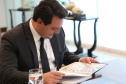 O governador Carlos Massa Ratinho Junior recebeu nesta quarta-feira (14), no Palácio Iguaçu, em Curitiba, o diretor-superintendente da empresa de laticínios Piracanjuba, Cesar Helou. Na reunião, o executivo confirmou dois novos investimentos da Região Sudoeste do Paraná que, somados, atingem o valor de R$ 110 milhões. A previsão é que os empreendimentos gerem 370 empregos diretor.