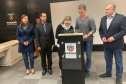 Termo de cooperação firmado nesta sexta-feira (16/08) pelos secretários da Justiça, Família e Trabalho do Governo do Paraná, Ney Leprevost, e da Segurança Pública, Rômulo Marinho, transforma o projeto-piloto “Criança e Adolescente Protegidos” em um programa permanente e autoriza o repasse de R$ 2,98 milhões do Fundo da Infância e Adolescência (FIA) para sua ampliação. 
