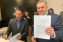 Termo de cooperação firmado nesta sexta-feira (16/08) pelos secretários da Justiça, Família e Trabalho do Governo do Paraná, Ney Leprevost, e da Segurança Pública, Rômulo Marinho, transforma o projeto-piloto “Criança e Adolescente Protegidos” em um programa permanente e autoriza o repasse de R$ 2,98 milhões do Fundo da Infância e Adolescência (FIA) para sua ampliação. 
