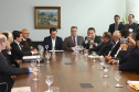 O governador Carlos Massa Ratinho Junior anunciou um pacote de investimentos para o Noroeste do Paraná, que inclui recursos para o Hospital Regional de Paranavaí e um plano de irrigação agrícola para a região. As medidas foram confirmadas em reunião com lideranças políticas e de outros segmentos, nesta segunda-feira (26), no Palácio Iguaçu, em Curitiba.Curitiba,26/08/2019 Foto:Jaelson Lucas/AEN