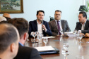 O governador Carlos Massa Ratinho Junior anunciou um pacote de investimentos para o Noroeste do Paraná, que inclui recursos para o Hospital Regional de Paranavaí e um plano de irrigação agrícola para a região. As medidas foram confirmadas em reunião com lideranças políticas e de outros segmentos, nesta segunda-feira (26), no Palácio Iguaçu, em Curitiba.Curitiba,26/08/2019 Foto:Jaelson Lucas/AEN