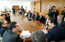 O governador Carlos Massa Ratinho Junior anunciou um pacote de investimentos para o Noroeste do Paraná, que inclui recursos para o Hospital Regional de Paranavaí e um plano de irrigação agrícola para a região. As medidas foram confirmadas em reunião com lideranças políticas e de outros segmentos, nesta segunda-feira (26), no Palácio Iguaçu, em Curitiba.