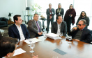 O governador Carlos Massa Ratinho Junior anunciou um pacote de investimentos para o Noroeste do Paraná, que inclui recursos para o Hospital Regional de Paranavaí e um plano de irrigação agrícola para a região. As medidas foram confirmadas em reunião com lideranças políticas e de outros segmentos, nesta segunda-feira (26), no Palácio Iguaçu, em Curitiba.
