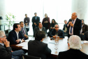 O governador Carlos Massa Ratinho Junior anunciou um pacote de investimentos para o Noroeste do Paraná, que inclui recursos para o Hospital Regional de Paranavaí e um plano de irrigação agrícola para a região. As medidas foram confirmadas em reunião com lideranças políticas e de outros segmentos, nesta segunda-feira (26), no Palácio Iguaçu, em Curitiba.