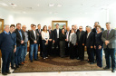 O governador Carlos Massa Ratinho Junior anunciou um pacote de investimentos para o Noroeste do Paraná, que inclui recursos para o Hospital Regional de Paranavaí e um plano de irrigação agrícola para a região. As medidas foram confirmadas em reunião com lideranças políticas e de outros segmentos, nesta segunda-feira (26), no Palácio Iguaçu, em Curitiba.