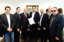 O governador Carlos Massa Ratinho Junior anunciou um pacote de investimentos para o Noroeste do Paraná, que inclui recursos para o Hospital Regional de Paranavaí e um plano de irrigação agrícola para a região. As medidas foram confirmadas em reunião com lideranças políticas e de outros segmentos, nesta segunda-feira (26), no Palácio Iguaçu, em Curitiba.